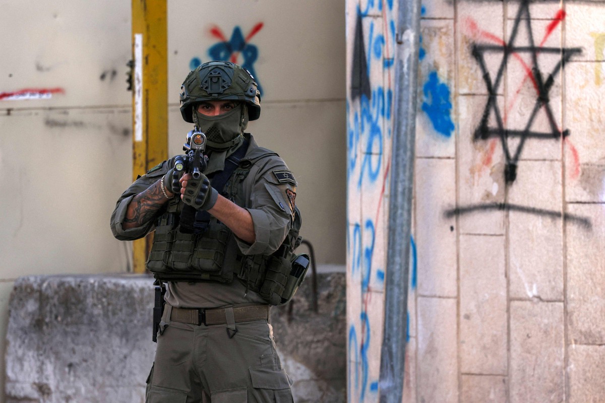 Soldado israelense em ação na Cisjordânia (Foto: Hazem Bader/AFP)