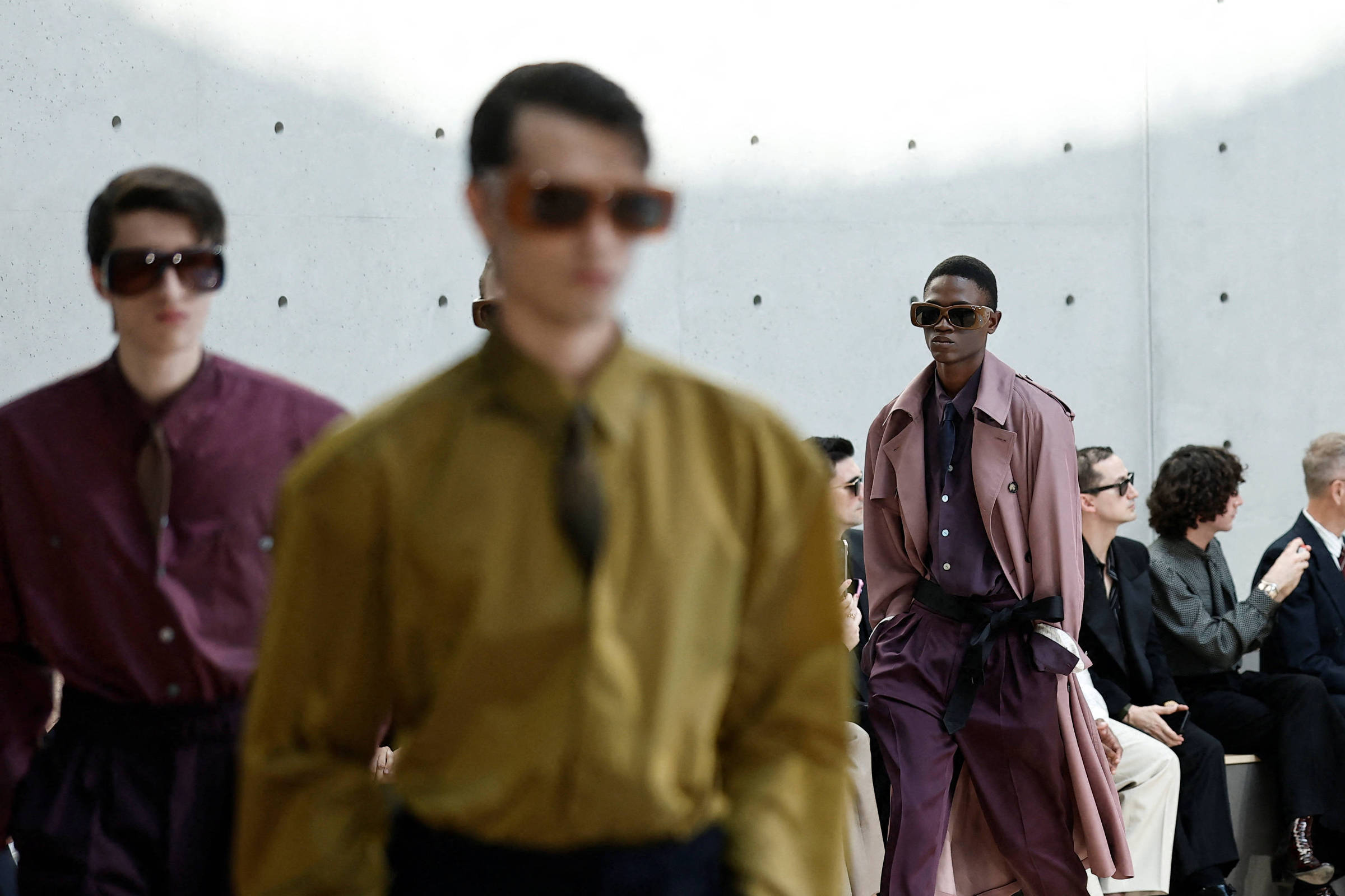 Temporada masculina traz otimismo e cor em Paris diante da crise de vendas Modelo desfila nova coleção masculina da Prada, na Semana de Moda de Milão (Foto: Piero Cruciatti - 22.jun.2025/AFP)