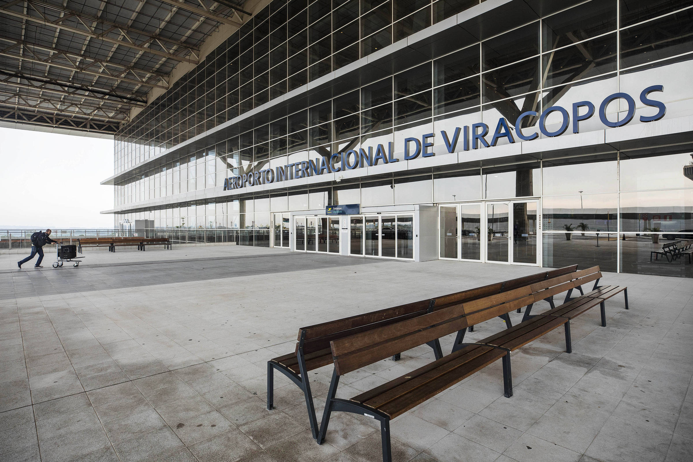 Aeroporto de Viracopos fecha por 4 horas após morte de funcionário na pista Fachada do aeroporto de Viracopos, em Campinas, onde um funcionário de manutenção de pista morreu (Foto: Eduardo Knapp - 27.fev.2025/Folhapress)