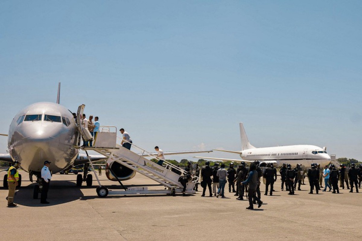 Imigrantes venezuelanos deportados pelos EUA para El Salvador são repatriados para a Venezuela (Foto: Presidência de El Salvador)