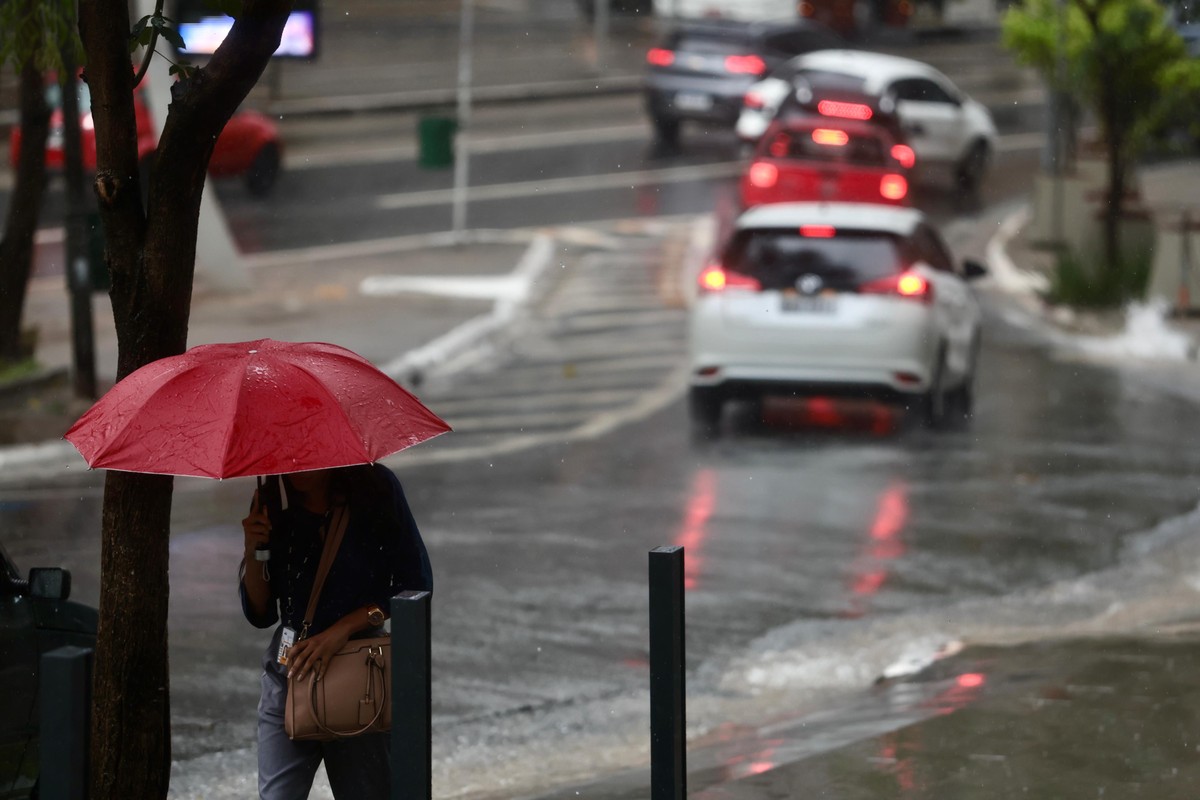 Frente fria traz risco de temporais no Sul e Centro-Oeste nesta segunda-feira Pedestre com guarda-chuva na Bela Vista, na região central de São Paulo, em temporal que atingiu a cidade em 2024 (Foto: Maria Isabel Oliveira)