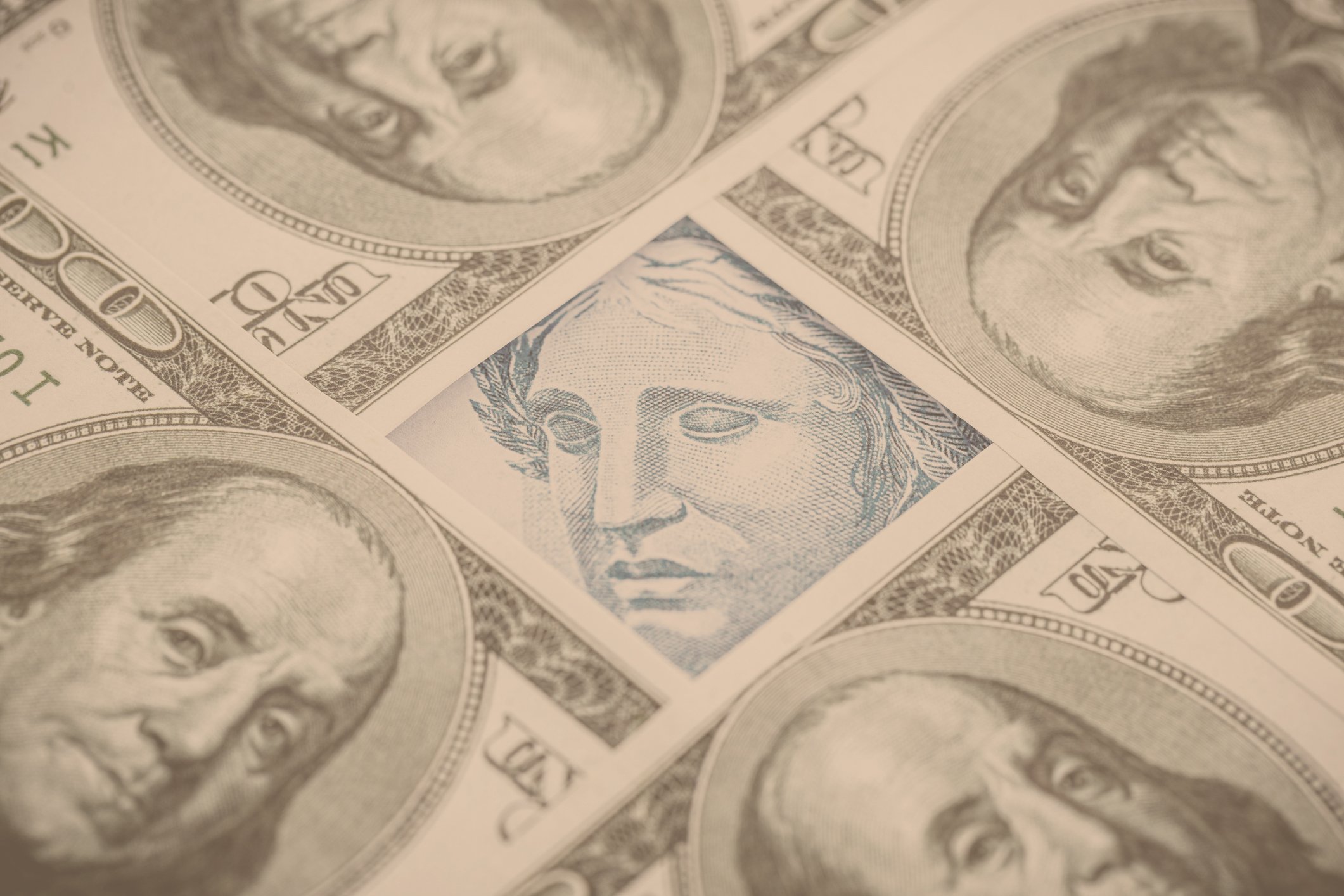 Dólar cai para R$ 5,55 após divulgação de dados de inflação dos Estados Unidos Dólar: moeda fechou nesta terça-feira, 15, cotado a R$ 5,558, após oscilar entre R$ 5,535 e R$ 5,604. (Foto: RHJ/Getty Images)