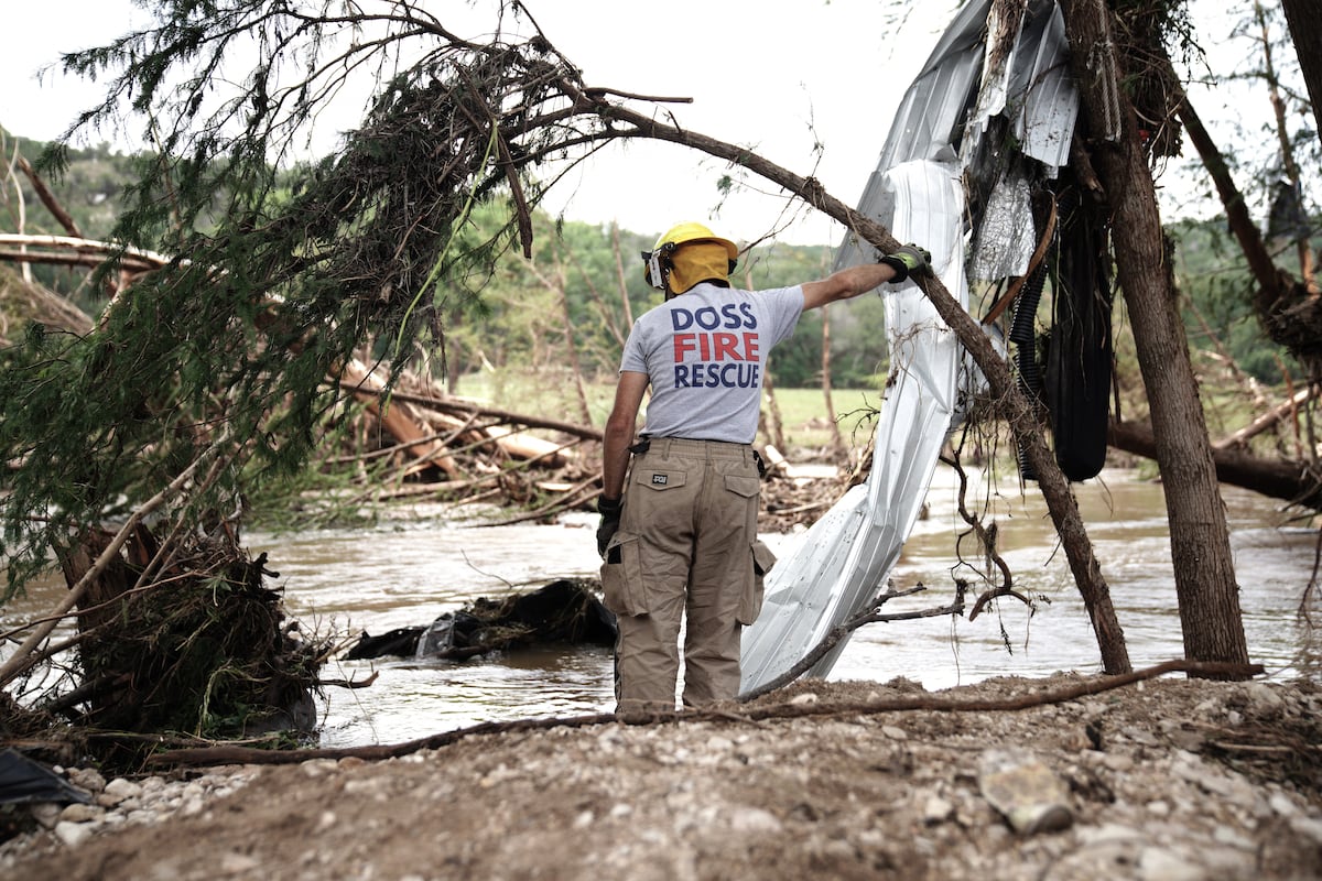 Inundações no Texas deixam histórias de amor e tragédia entre as vítimas Um socorrista observa uma inundação a orillas do río Guadalupe, en Texas, el 7 de julio de 2025. (Foto: DUSTIN SAFRANEK/EFE)