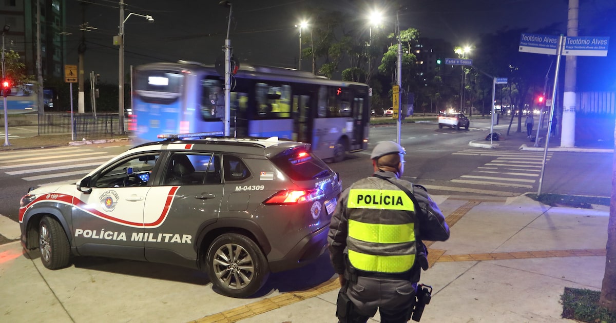 Filho de motorista é preso por agredir passageira na zona sul Reforço de policiamento nos terminais e corredores de ônibus após ações de vandalismo. No detalhe, viatura no cruzamento da Av. Eng. Armando de Arruda Pereira x R. Cel Luís de Faria e Sousa, na zona sul (Foto: Alex Silva / Estadão)
