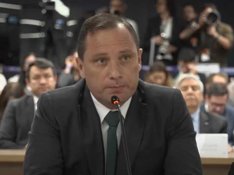 Moraes rejeita defesa da Câmara e mantém delação de Mauro Cid válida Mauro Cid em interrogatório na Primeira Turma do STF (Foto: Reprodução/TV Justiça)