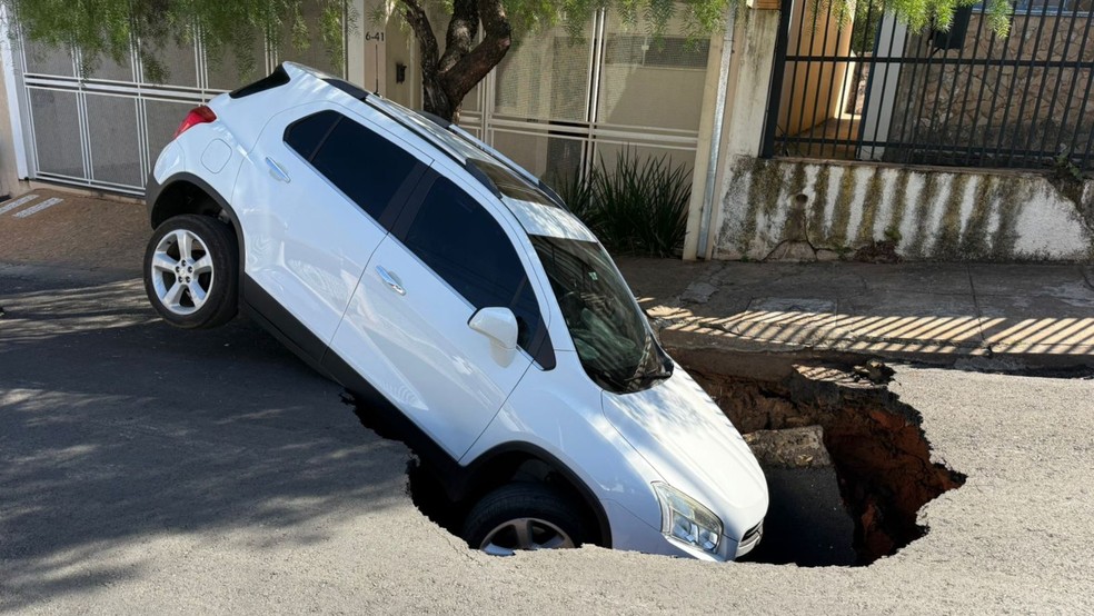 Asfalto cede e carro é engolido em incidente no interior de São Paulo Asfalto cede e engole carro dois dias após afundamento na mesma rua em Bauru (SP) (Foto: Gabriel Pelosi/TV Tem)