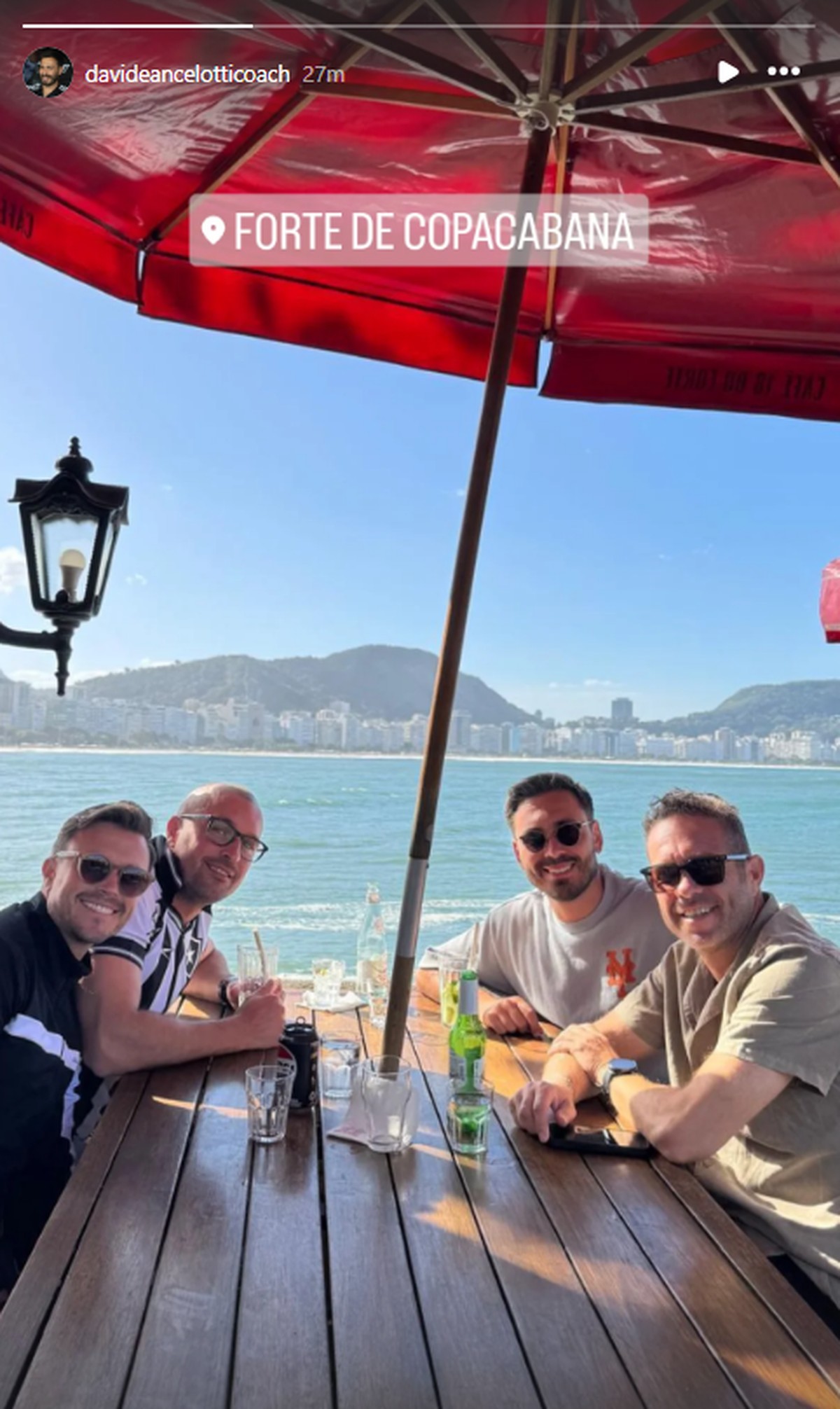 Davide Ancelotti curte folga na praia de Copacabana após vitória no Botafogo Davide Ancelotti, técnico do Botafogo, aproveitou o dia de folga para conhecer a praia de Copacabana junto de sua comissão técnica (Foto: Reprodução)