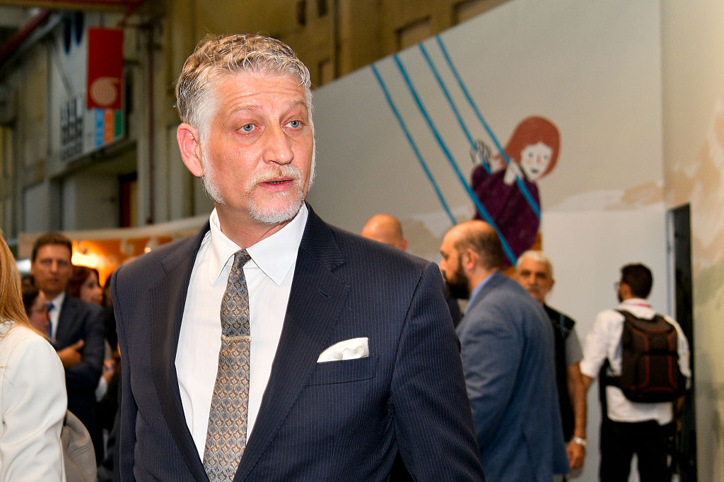 Itália reduz imposto sobre arte para 5% após pressão local Alessandro Giuli, Ministro da Cultura, visita os estandes da Feira do Livro de Turim durante a Feira do Livro de Turim 2025 no Centro Congressi Lingotto em 15 de maio de 2025, em Turim, Itália. (Foto: Stefano Guidi/Getty Images)
