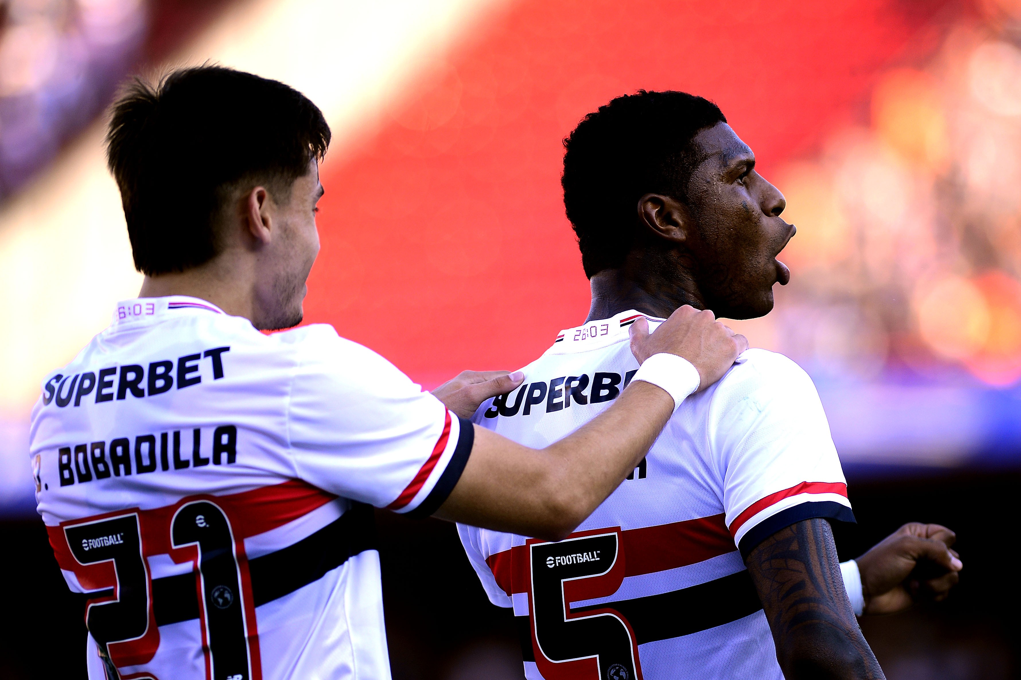 Arboleda responde a críticas de Muller sobre jogadores estrangeiros no time Foto: Reprodução