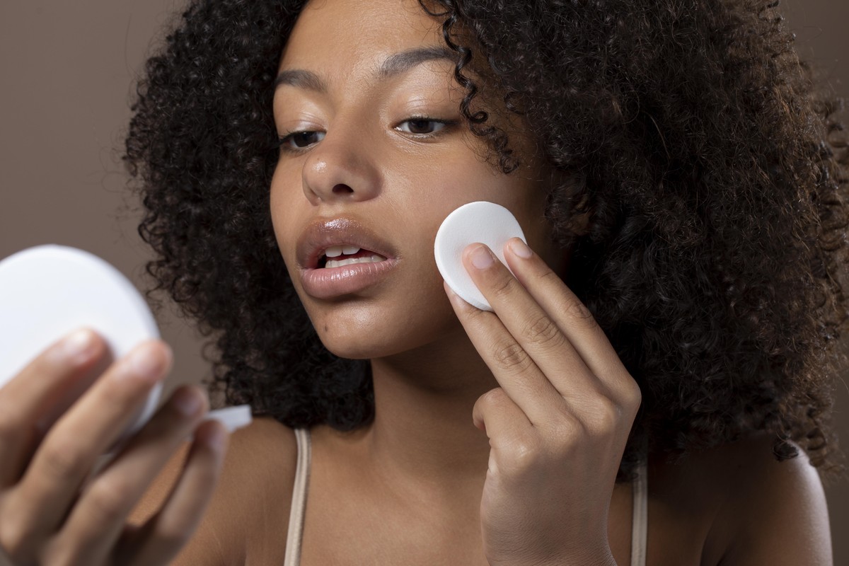 Nos consultórios dermatológicos, uma mudança silenciosa tem redefinido os padrões de beleza — Foto: Freepik