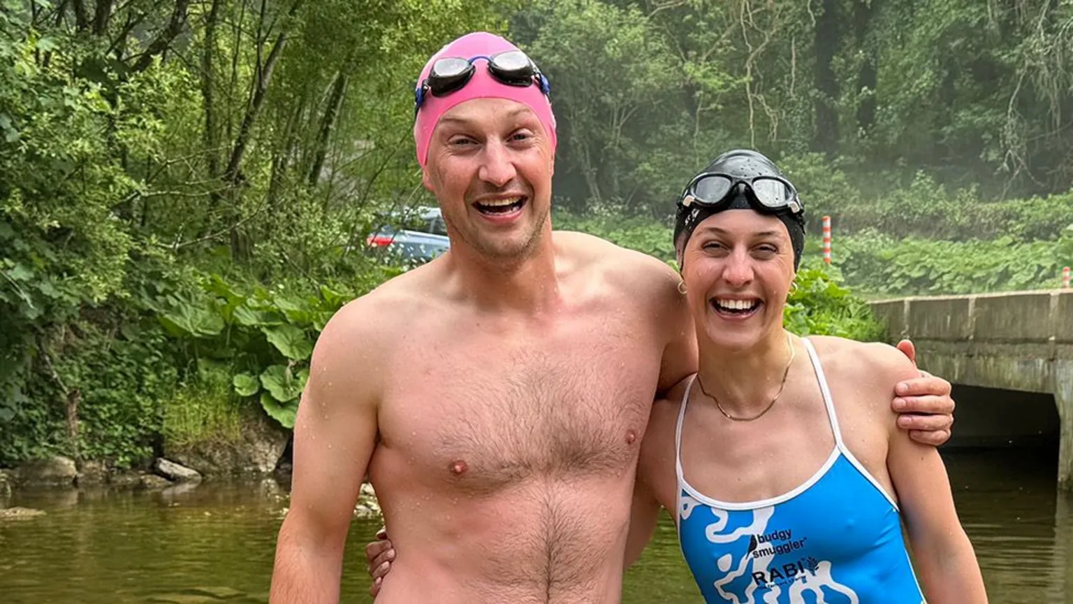Desafio esportivo testa a resistência dos agricultores em natação, corrida e ciclismo Alex Addison estava inicialmente cética em relação ao plano de seu irmão Hugh (Foto: BBC)