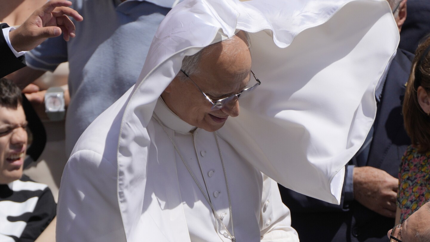 Uma rajada de vento levanta o manto do Papa Leão XIV ao final da oração do Angelus ao meio-dia na praça em frente ao Palácio Apostólico em Castel Gandolfo, Itália, no domingo, 20 de julho de 2025. (Foto: Gregorio Borgia)