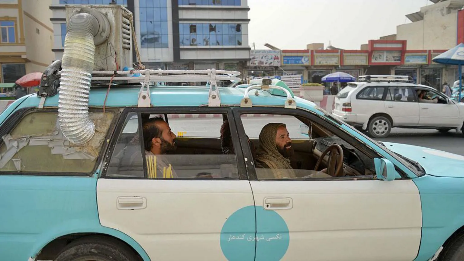 Motoristas de táxi afegãos criam resfriadores de ar artesanais para enfrentar o calor Motoristas de táxi afegãos improvisaram resfriadores feitos à mão em seus esforços desesperados para enfrentar o calor (Foto: Getty Images)