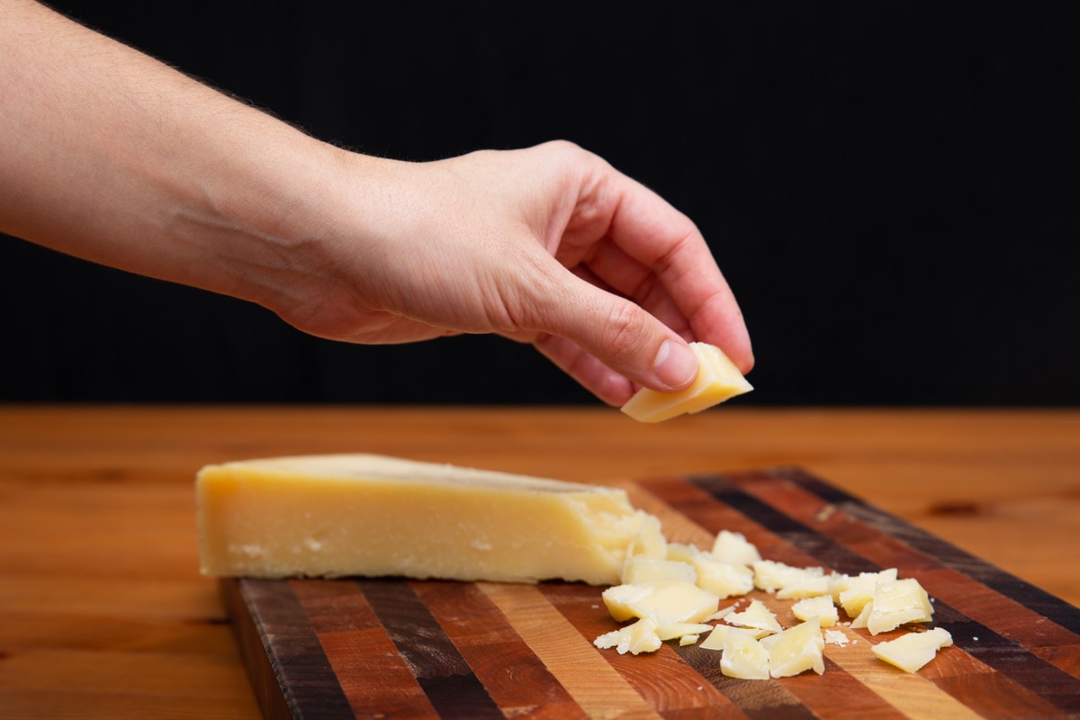 Queijo pode aumentar a frequência de pesadelos, revela estudo científico Queijo e outros laticínios em excesso causam efeito negativo (Foto: Freepik)