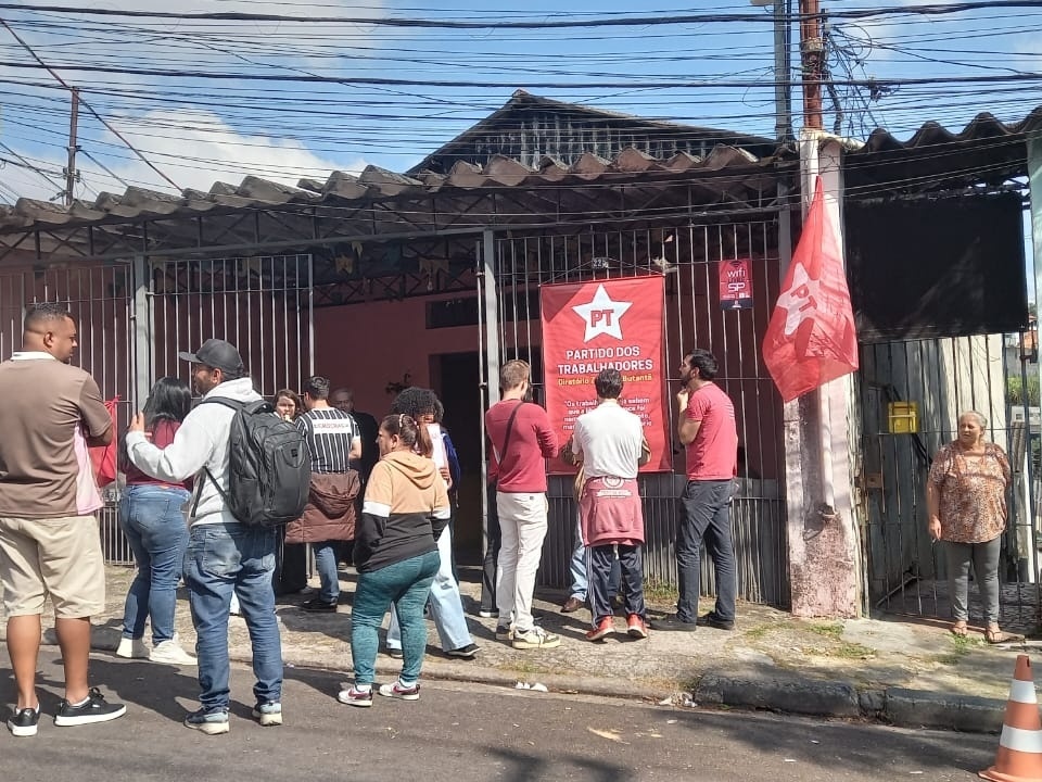 PT enfrenta dilema entre militância e aliança com centrão nas eleições internas Filiados do PT votam no Rio Pequeno, zona oeste de São Paulo (Foto: Mateus Araújo/UOL)