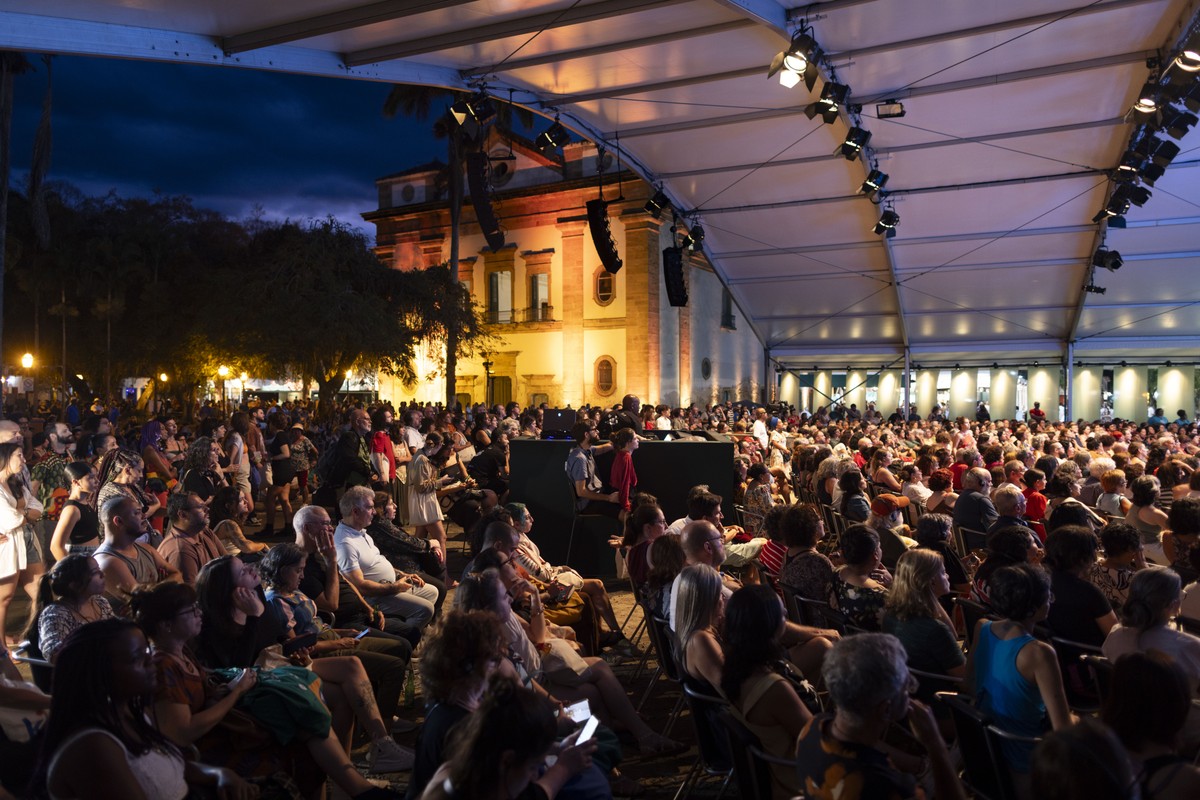 Flip apresenta programação com historiador sobre Palestina e vencedora do Pulitzer Auditório da Praça durante a mesa de Jeferson Tenório e Mohamed Mbougar Sarr, na 22ª Flip (Foto: Márcia Foletto)