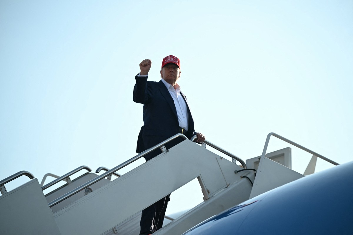 Trump aprova pacote que aumenta dívida dos EUA e agrava crise climática Presidente dos EUA, Donald Trump embarca para visita a centro de detenção de imigrantes na Flórida (Foto: AFP)