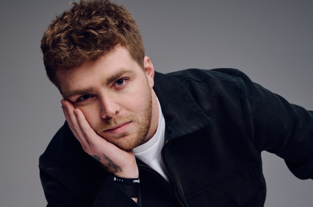 Alex Warren mantém 'Ordinary' no topo da Billboard Hot 100 por quarta semana Alex Warren’s “Ordinary” lidera a Billboard Hot 100 pela quarta semana e “Outside” de Cardi B estreia na 10ª posição. (Foto: Reprodução)