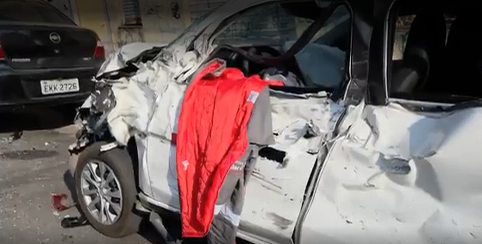 Caminhonete capota e colide com dez veículos na Zona Norte de São Paulo Um dos carros atingidos pela caminhonete. (Foto: Reprodução/TV Globo)