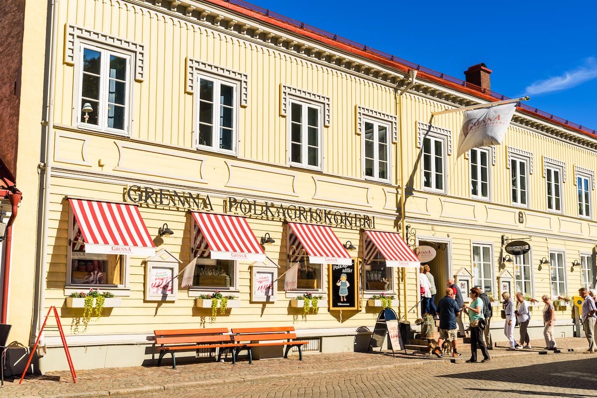 Gränna revela encantos além dos famosos bastões de caramelo suecos Exterior de uma loja de doces típicos suecos ('polkagris') em uma rua de Gränna (Suécia). (Foto: Ingemar Magnusson/Alamy/CORDON PRESS)