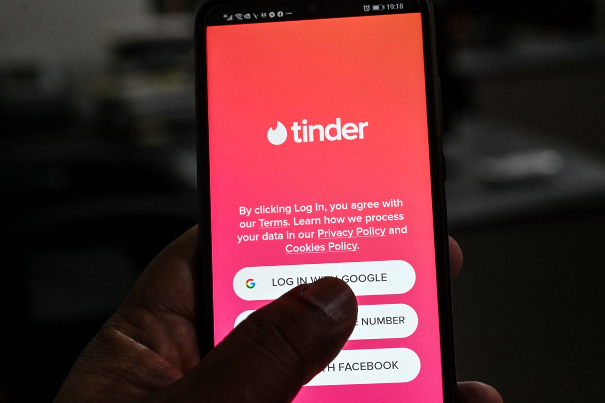 Aplicativo do Tinder é acessado em um smartphone (Foto: Getty Image via AFP)