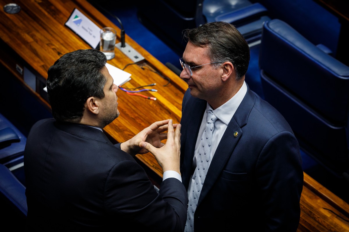 Flávio Bolsonaro pressiona Davi Alcolumbre após decisão de Moraes sobre prisão de pai Davi Alcolumbre e Flávio Bolsonaro (Foto: Brenno Carvalho / Agência O Globo)