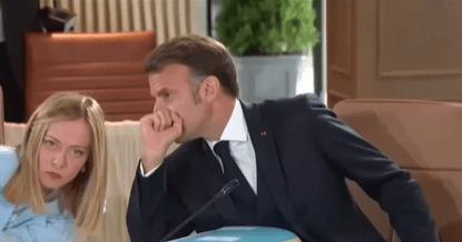 A primeira-ministra da Itália, Giorgia Meloni, durante conversa com o presidente da França, Emmanuel Macron. 16/06/2025 (Foto: Reprodução/Twitter)