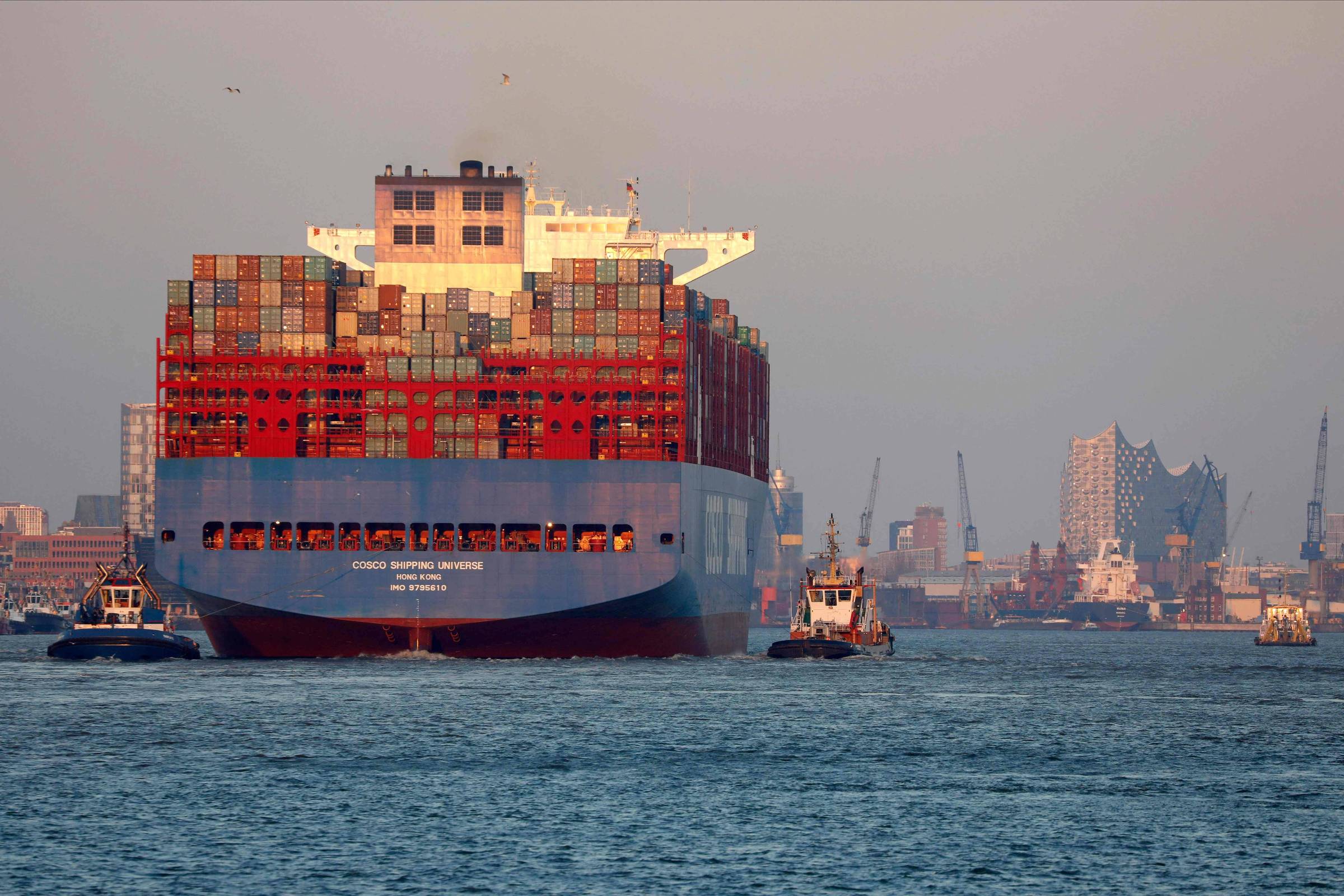 Um navio com contêineres no Porto de Hamburgo, na Alemanha (Foto: Morris Mac Matzen - 26.mar.20/AFP)
