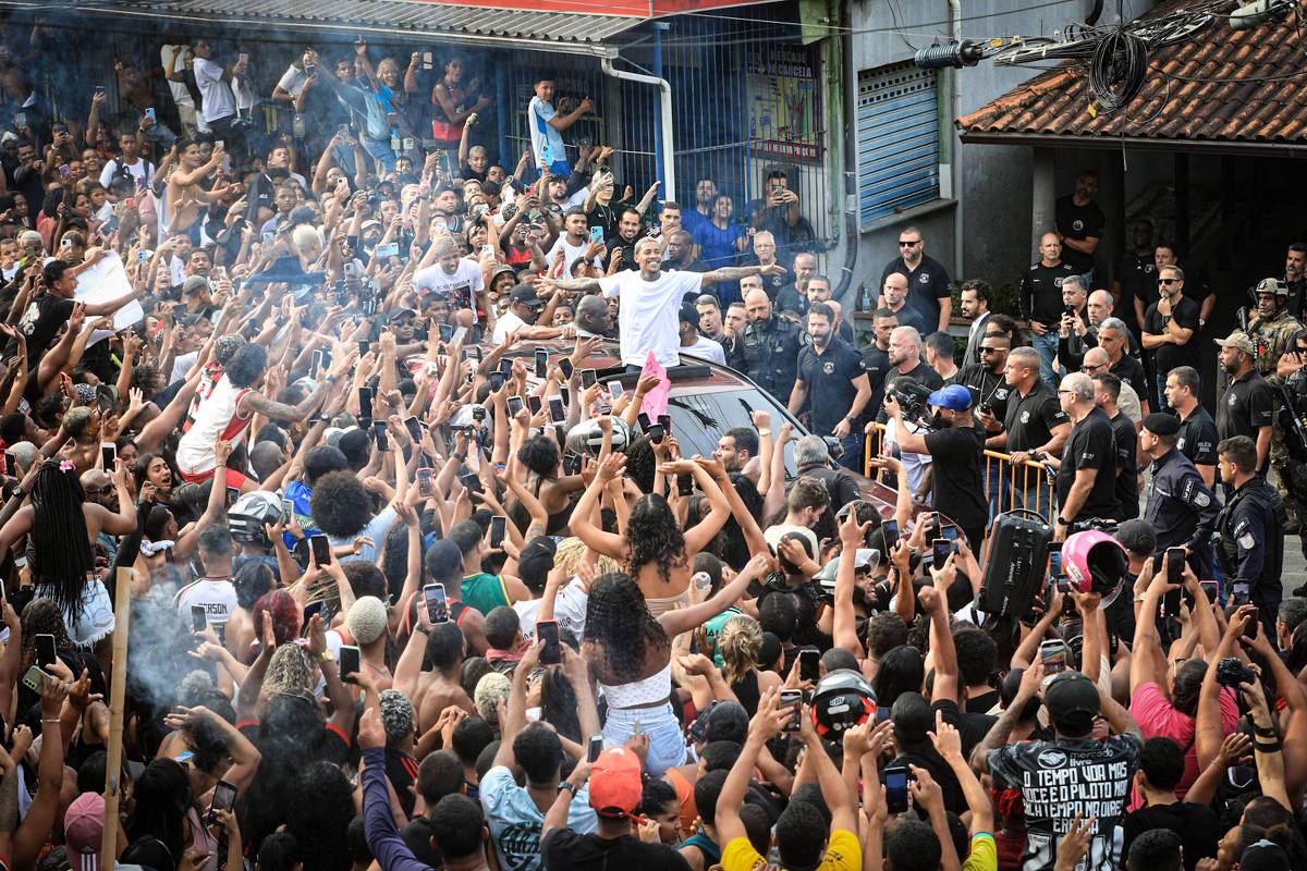 MC Poze do Rodo e sua esposa Vivi Noronha comemoram a libertação do funkeiro, na saída do presídio (Foto: Reprodução)