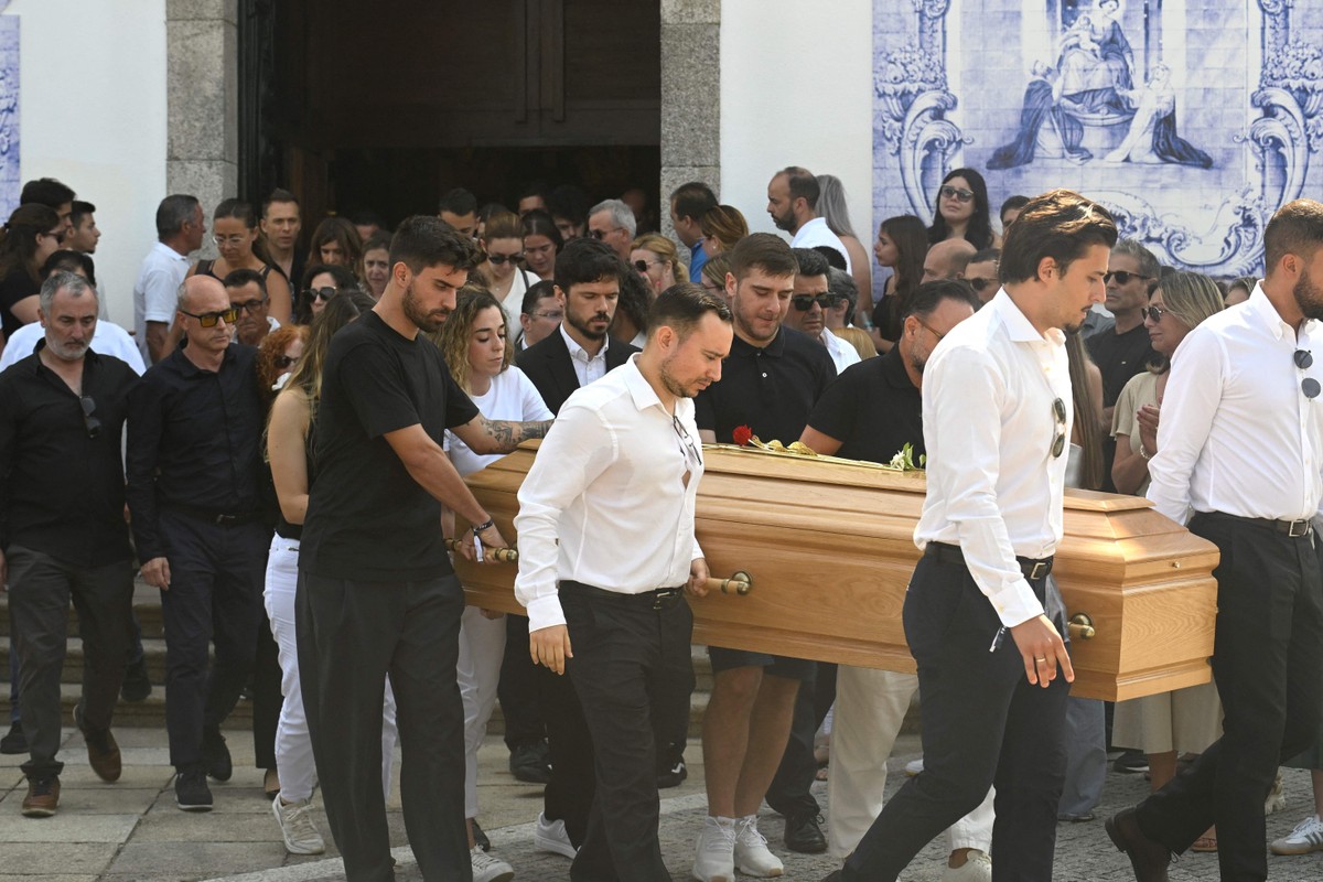 Imprensa critica Cristiano Ronaldo por não comparecer a funeral de Diogo Jota Parentes e amigos carregam caixão de Diogo Jota (Foto: AFP)