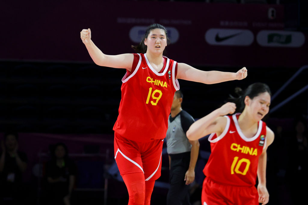 Zhang Ziyu, com seus 2m26: joia da seleção chinesa de basquete feminino (Foto: VCG/VCG/Getty Images)