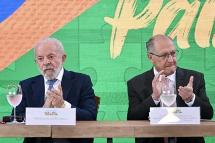 Lula exige respeito de Trump e reafirma compromisso com diálogo construtivo O presidente Lula (PT) e o vice Geraldo Alckmin (PSB). (Foto: Evaristo Sa/AFP)