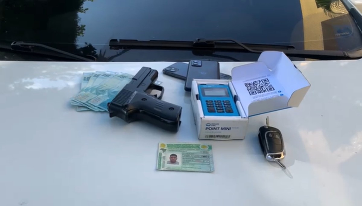 Homem é detido após realizar corridas de aplicativo ligadas a roubo em Niterói Homem é preso conduzindo corrida de aplicativo após roubo e extorsão em Niterói (Foto: Divulgação)