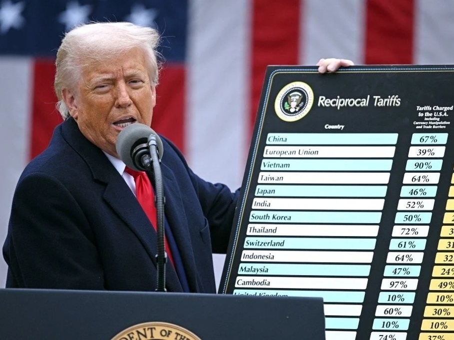 Ministro critica tarifas como estratégia de pressão antes de decisão de Trump Presidente Donald Trump anuncia tarifaço em 2 de abril de 2025 (Foto: Brendan Smialowski/AFP)