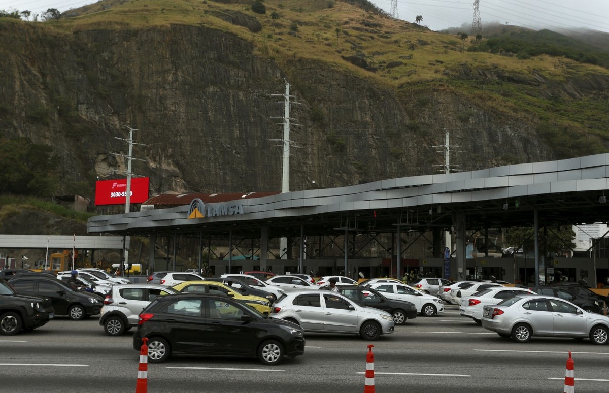 Engarrafamento próximo à praça de pedágio na Linha Amarela (Foto: Fabiano Rocha)