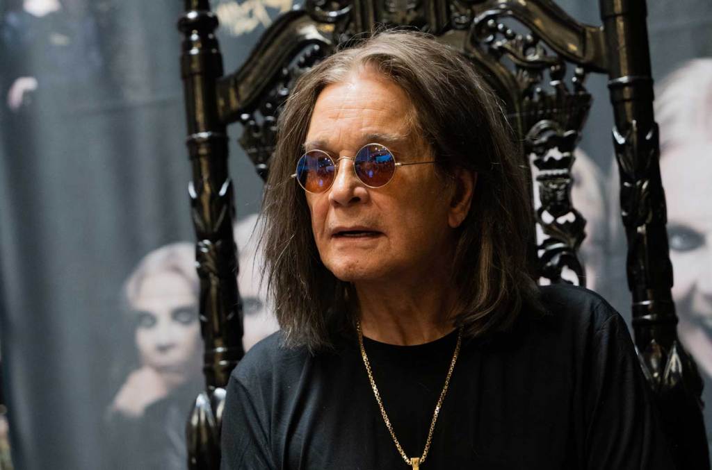 Ozzy Osbourne e Axl Rose se encontram pela primeira vez após show do Black Sabbath Ozzy Osbourne e Axl Rose nunca tinham se encontrado antes de serem apresentados no último show do Black Sabbath em 5 de julho, que foi transmitido ao vivo para cinco milhões de pessoas. (Foto: Reprodução)