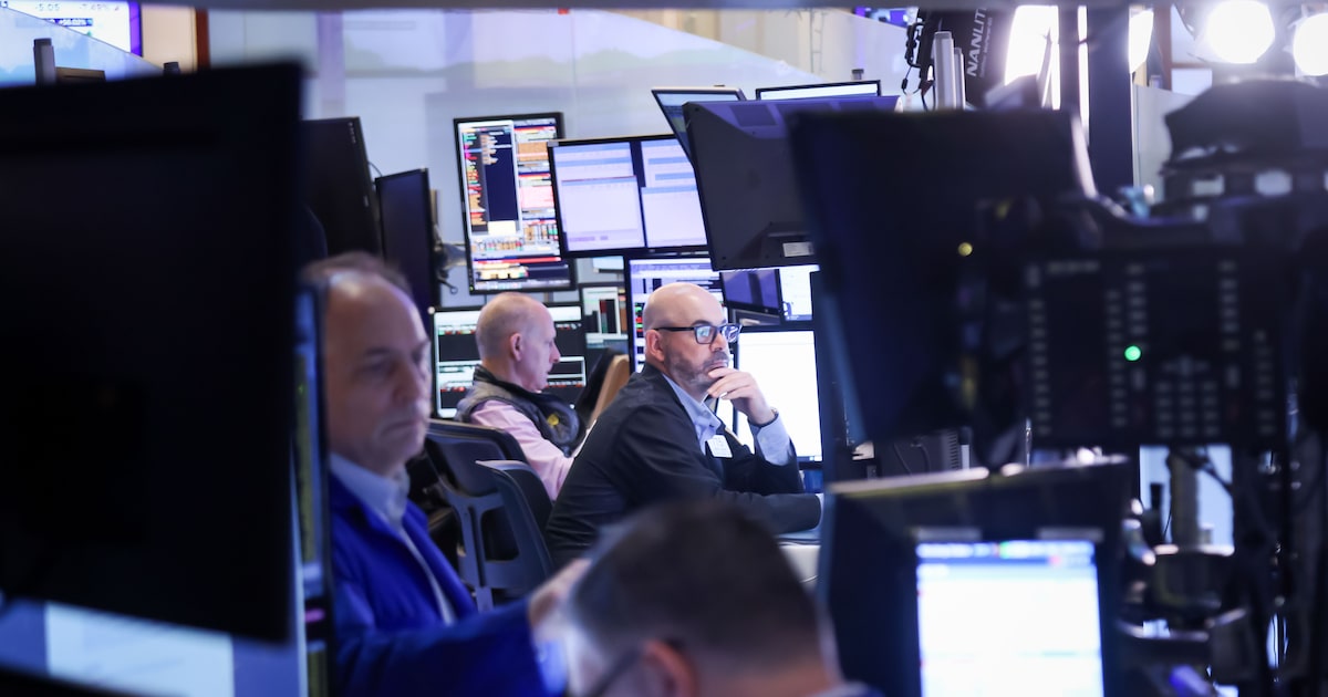 Ações dos EUA operam perto da estabilidade, após o S&P 500 registrar seu melhor trimestre desde 2023 (Foto: Michael Nagle/Bloomberg)