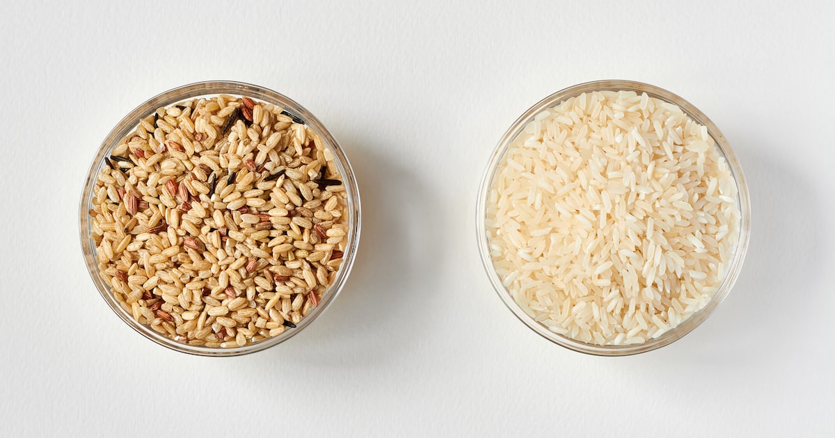 Trocar arroz branco por integral pode trazer benefícios à saúde Arroz integral tem quase a mesma quantidade de carboidratos e calorias do que o branco. A diferença entre eles está em alguns nutrientes (Foto: marketlan/Adobe Stock)