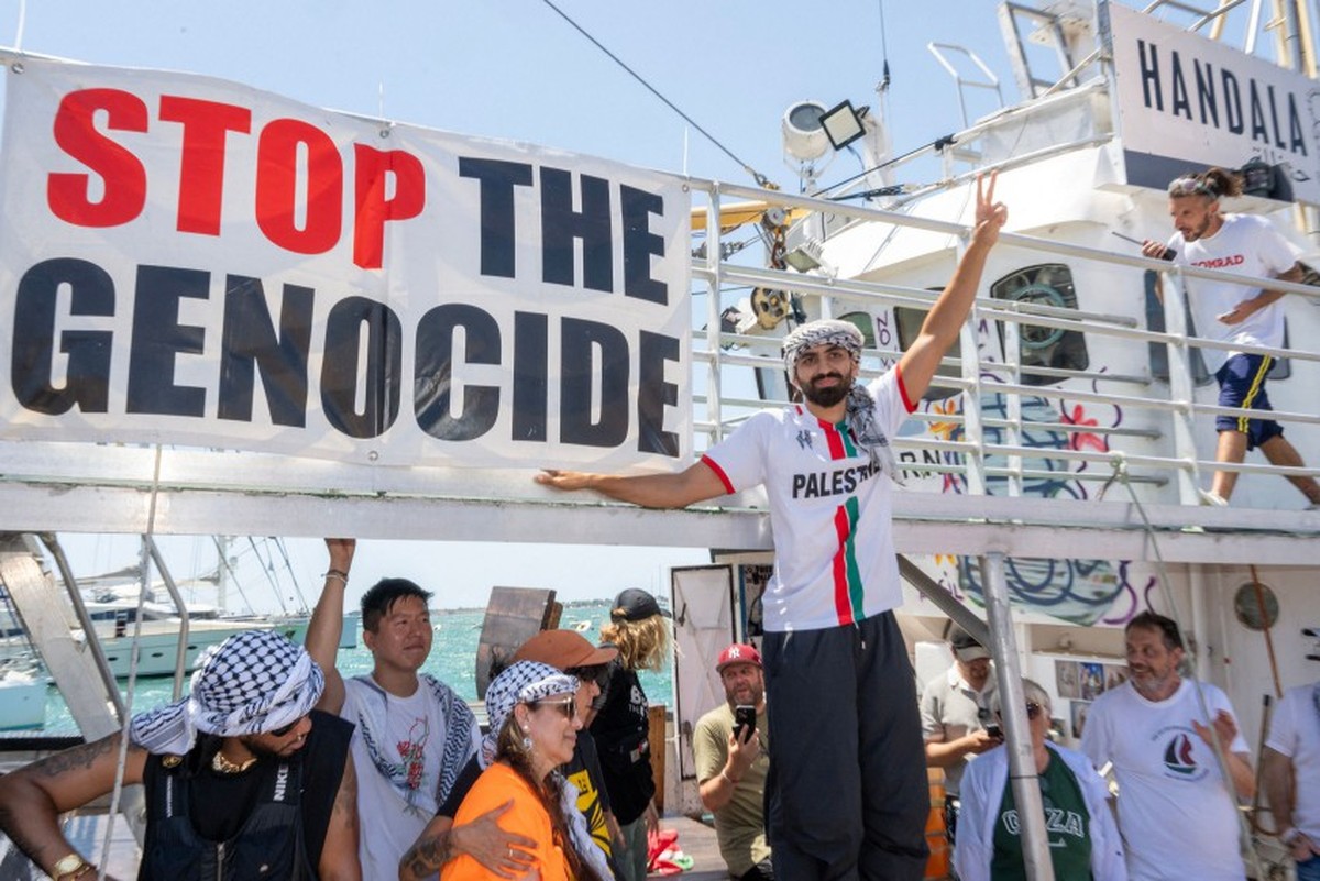 Barco 'Handala' parte da Itália com ajuda humanitária para Gaza Navio 'Handala', da Flotilha da Liberdade, antes da partida para Gaza com ajuda humanitária, em um porto em Siracusa, Sicília, sul da Itália (Foto: Giovanni Isolino / AFP)