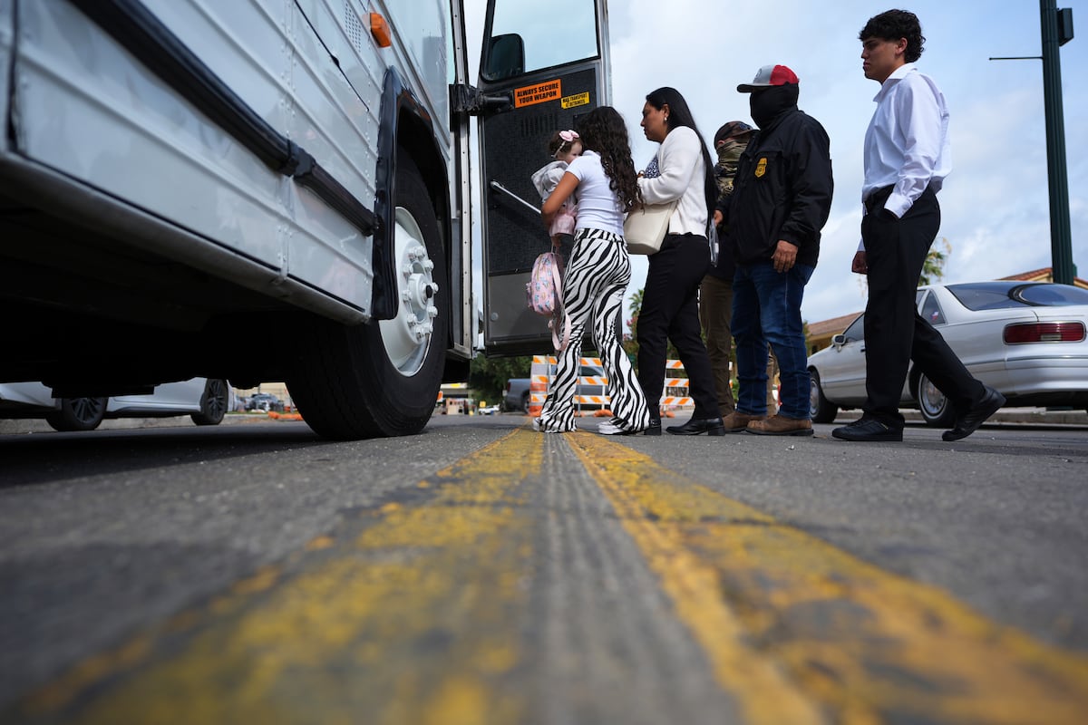 Estados Unidos planeja deportar migrantes para países inseguros com aviso prévio curto Uma família colombiana é detida por agentes federais em San Antonio, no dia 14 de julho de 2025. (Foto: Eric Gay/AP)