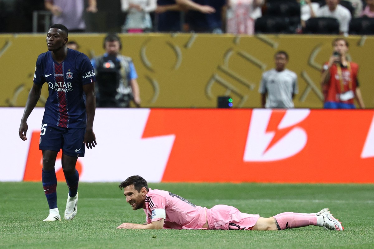 PSG goleia Inter Miami e elimina Messi do Mundial de Clubes com autoridade Messi fica no chão após escorregar na derrota do Inter Miami para o PSG (Foto: Franck Fife/AFP)