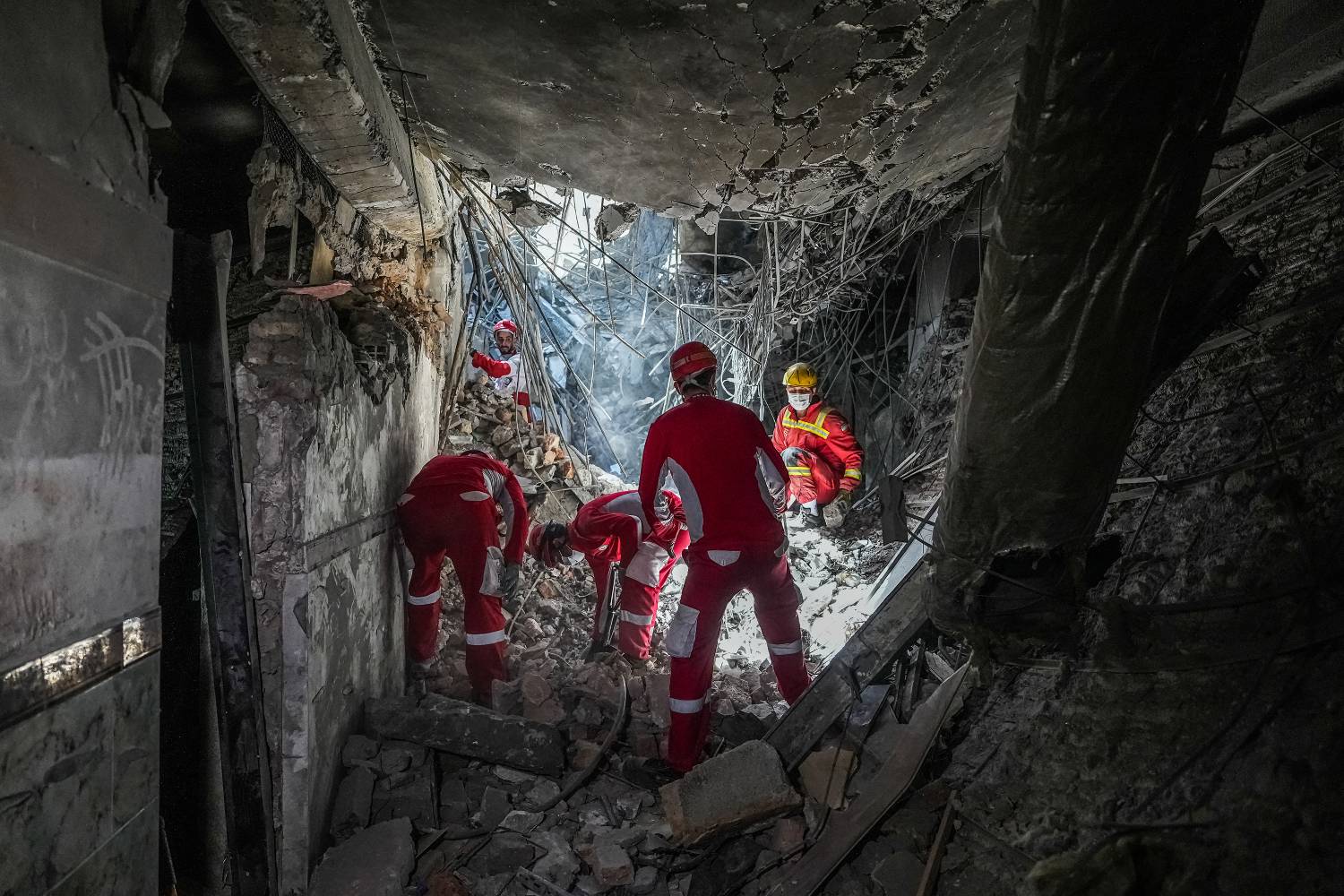 A nova era das negociações: o impacto do soco na mesa nas decisões políticas Os escombros da prisão de Evin, em Teerã, destruída em um dos ataques de Israel. O presídio abriga presos políticos e é um dos símbolos do autoritarismo no Irã (Foto: Mostafa Roudaki / mizanonline / AFP)
