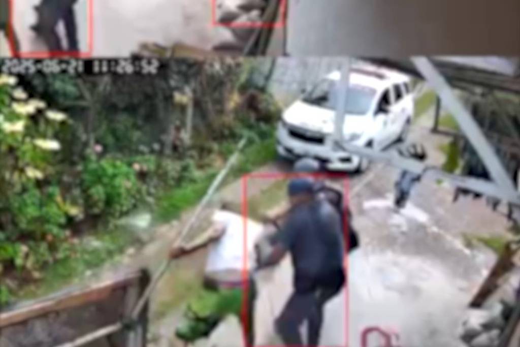 Policiais agredem casal dentro de casa em SP e ação é registrada por câmeras PMs puxam jovem durante agressão e o jogam no chão (Foto: Reprodução/Câmera de monitoramento)