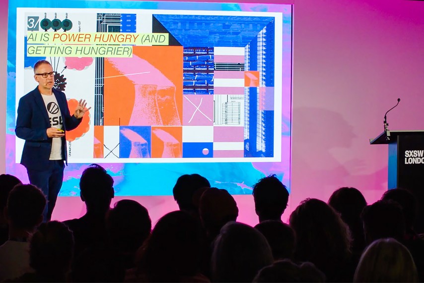 Cinco informações essenciais sobre inteligência artificial no momento atual Will Douglas Heaven no palco do SXSW Londres em frente a uma tela que diz "A IA é faminta por poder (e está ficando mais faminta)" (Foto: Reprodução)