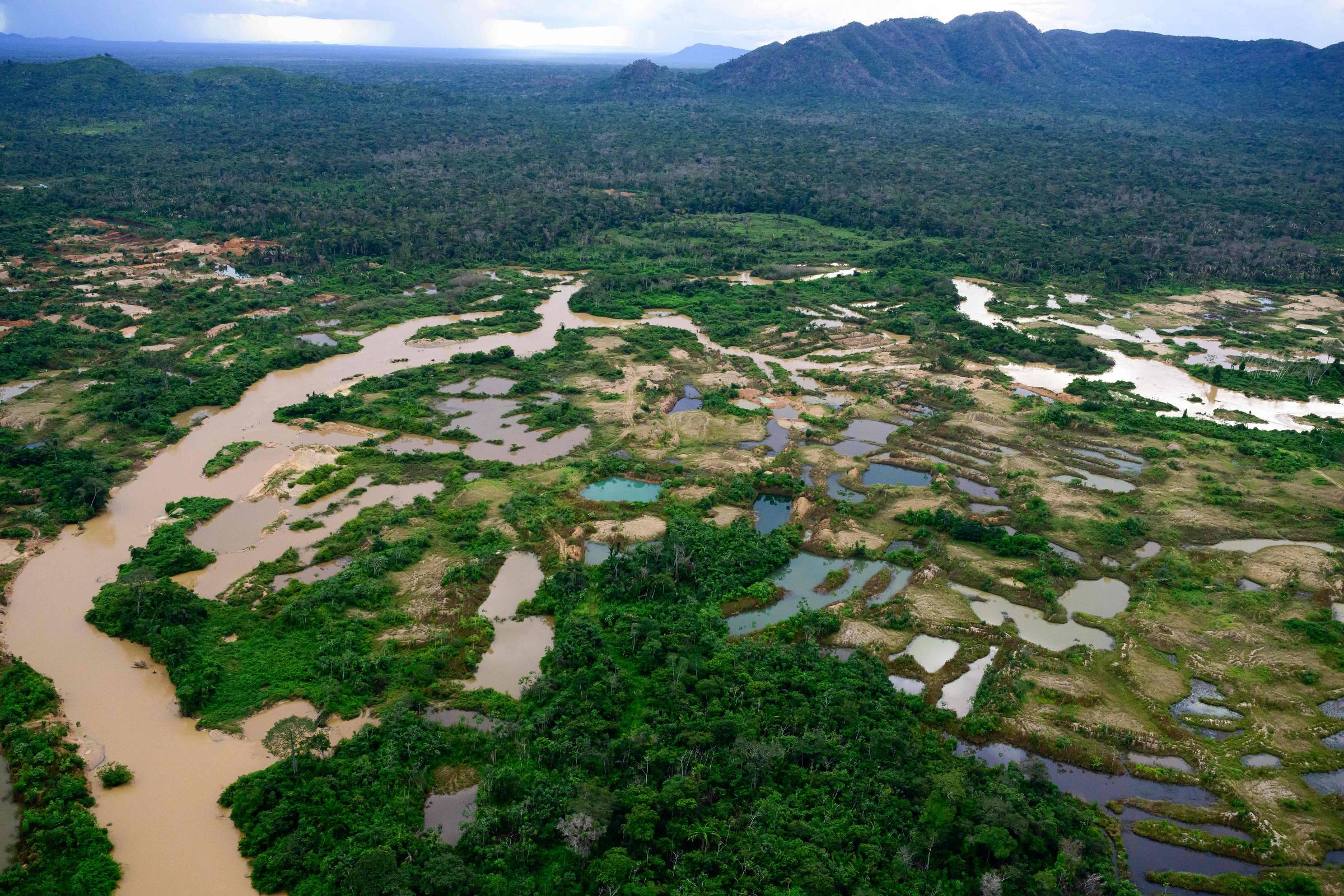 Destruição da floresta amazônica avança com garimpo no território Kayapó Sobrevoo, realizado durante expedição do Greenpeace, mostra áreas de mineração ilegal na Terra Indígena Kayapó, no Pará (Foto: Pablo Porciuncula - 19.mar.25/AFP)