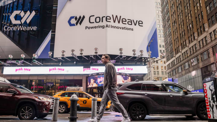 Coreweave anuncia investimento de R$ 6 bilhões em data center de IA na Pensilvânia CoreWeave Inc. signage in Times Square in New York, US, on Friday, May 9, 2025. (Foto: Yuki Iwamura | Bloomberg | Getty Images)