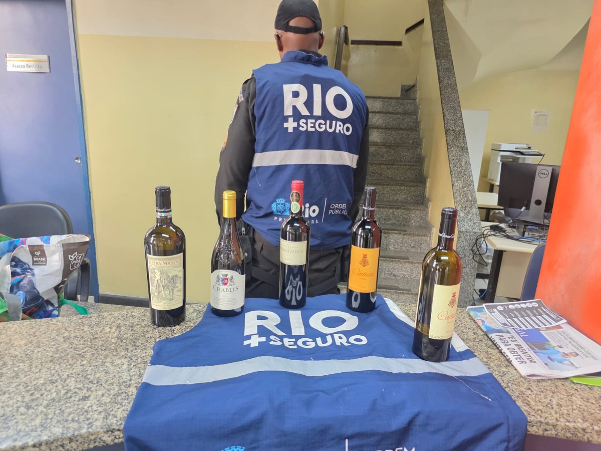 Ladrão é preso após roubar cinco garrafas de vinho avaliadas em R$ 2 mil Garrafas que tinham sido levadas de mercado na Rua Siqueira Campos (Foto: Divulgação)