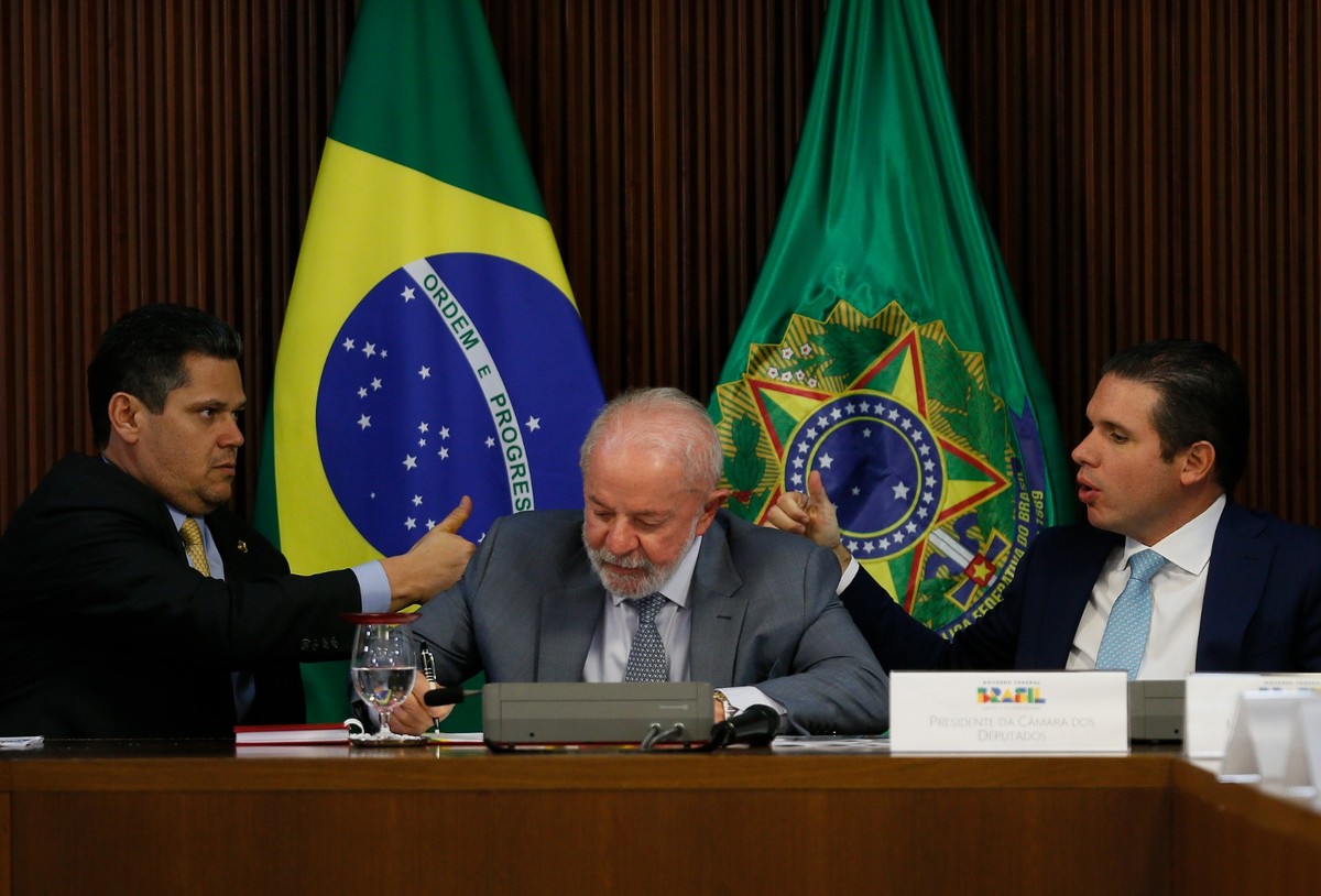 Lula, Alcolumbre e Hugo Motta se reúnem hoje para discutir pautas importantes Lula assina medida provisória (MP) do setor elétrico ao lado dos presidentes do Senado, Davi Alcolumbre (União Brasil-AP), e da Câmara, Hugo Motta (Republicanos-PB) (Foto: Cristiano Mariz/Agência O Globo)