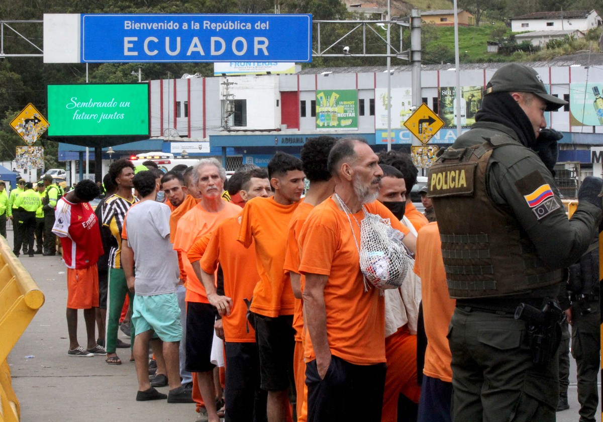 Equador deporta mais de 800 colombianos em meio a protestos de Bogotá Detentos colombianos aguardam para serem deportados para a Colômbia através de ponte na fronteira com o Equador (Foto: Leonardo CASTRO / AFP)