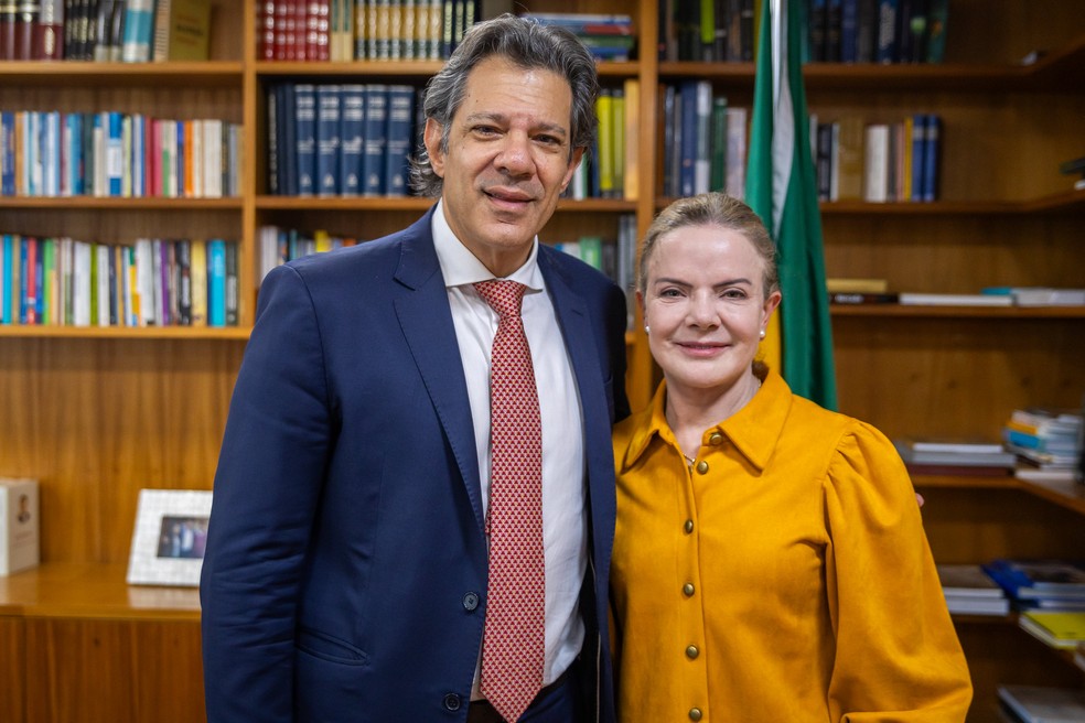 Haddad propõe aumento do IOF para corrigir desigualdades e equilibrar finanças Ministro da Fazenda, Fernando Haddad, e ministra das Relações Institucionais, Gleisi Hoffmann; — Foto: Diogo Zacarias/MF